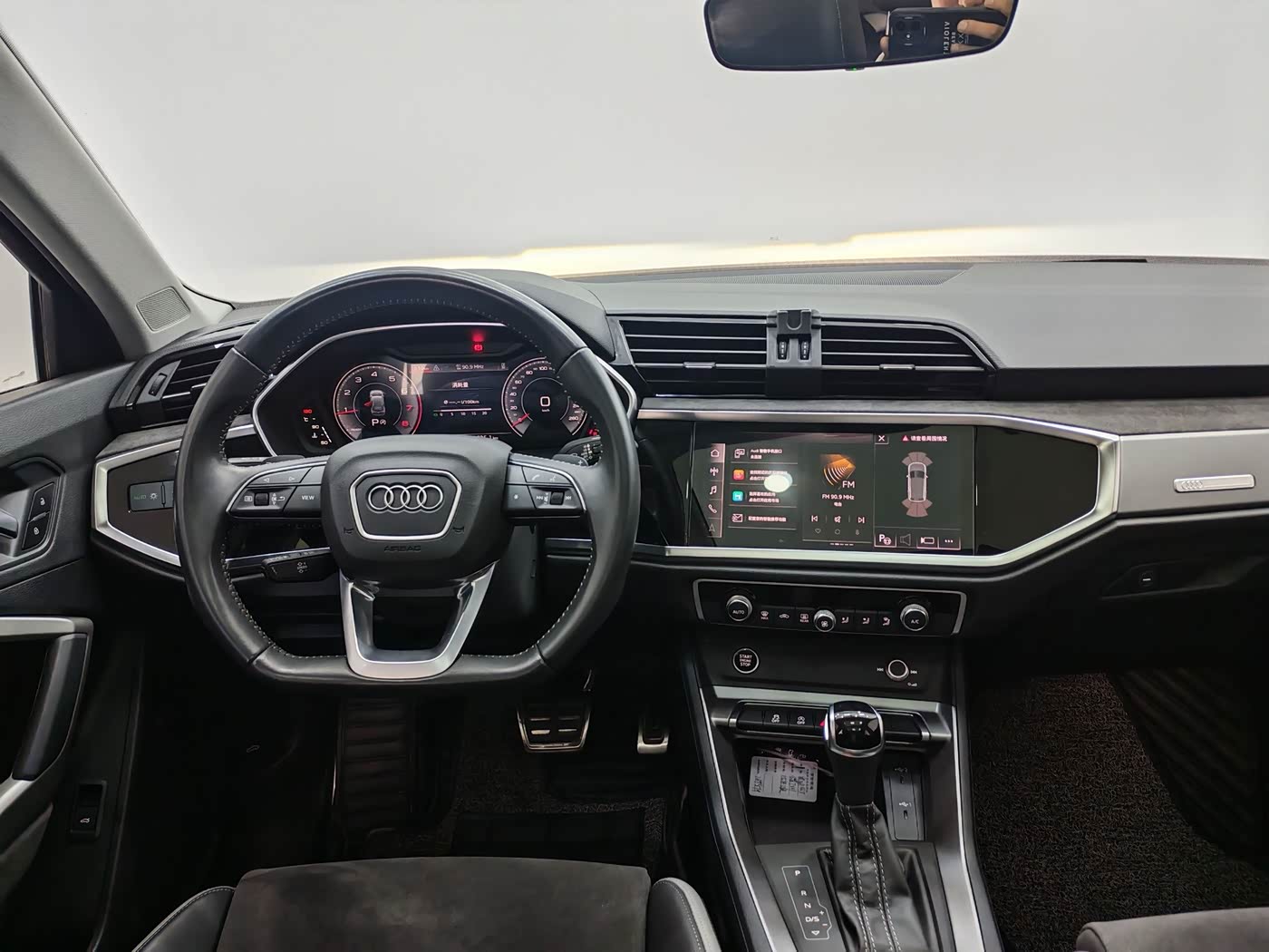 Audi Q3 1.4 л 2022 г. Белый, пробег 24000 км