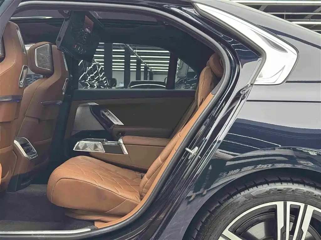 BMW i7