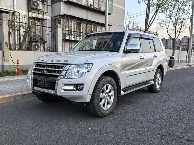 MITSUBISHI PAJERO 2018