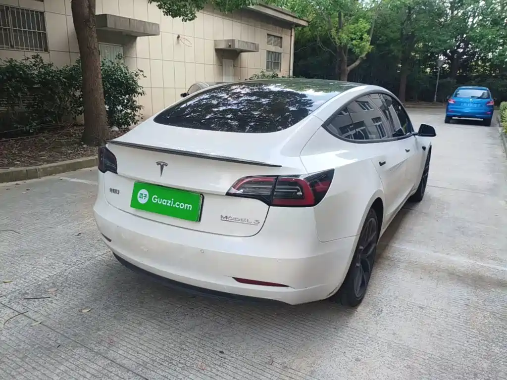 Tesla Model 3 — миниатюра 7
