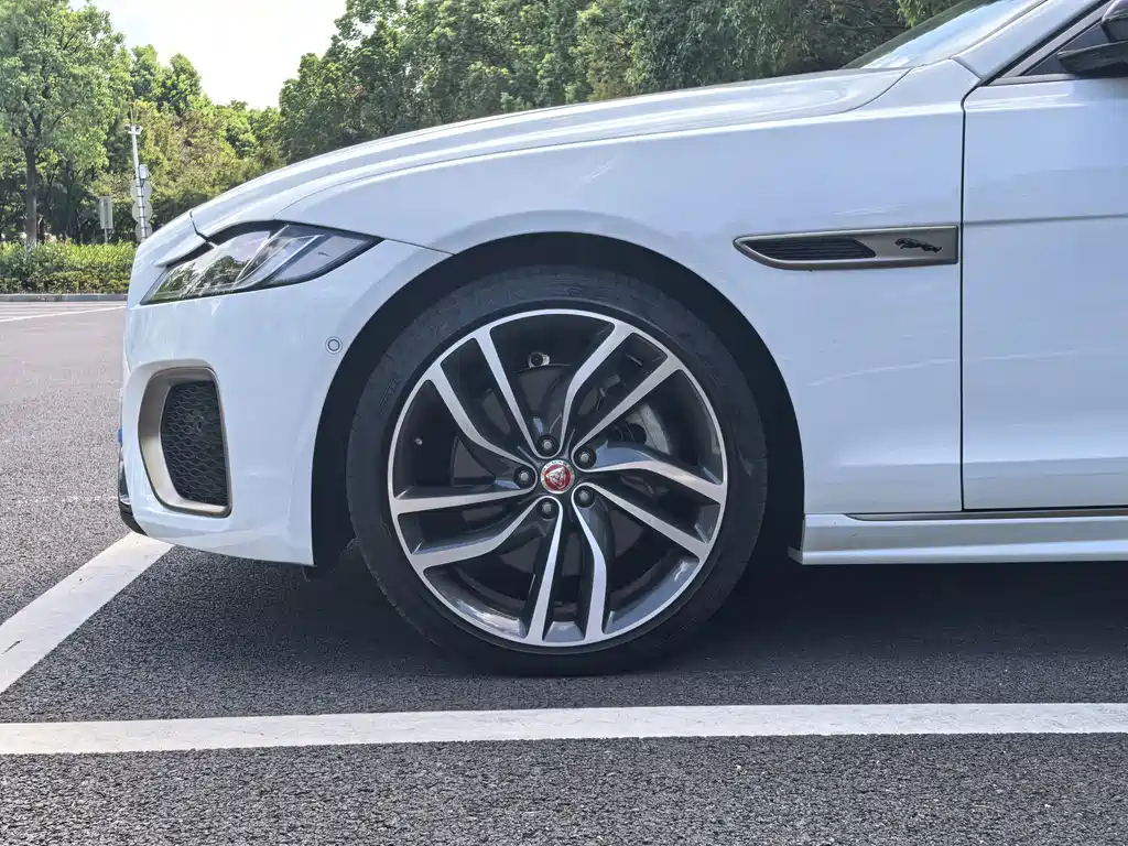Jaguar XFL — миниатюра 9