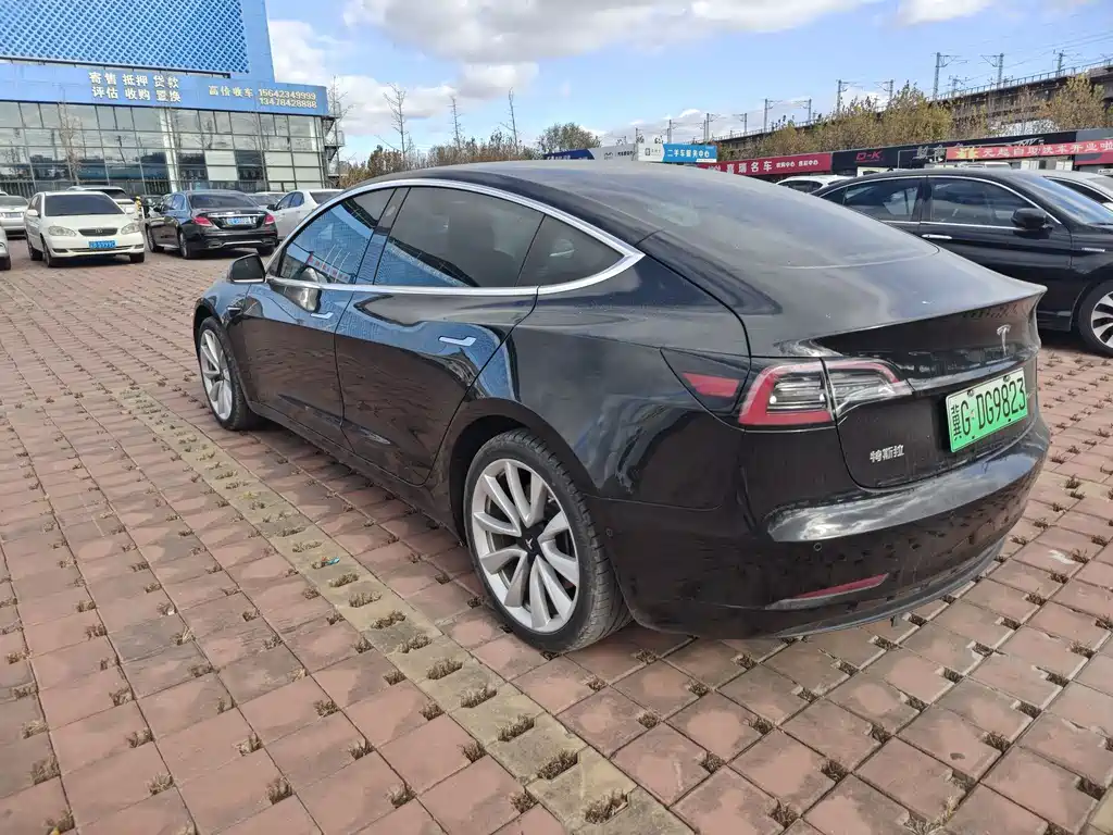 TESLA MODEL 3