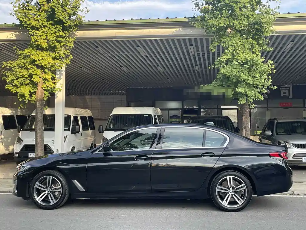 BMW 5 Series — миниатюра 13