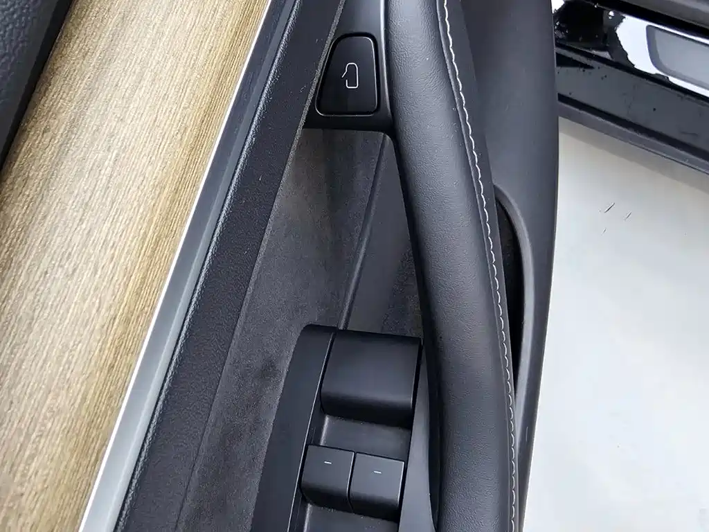 Tesla Model Y — миниатюра 19