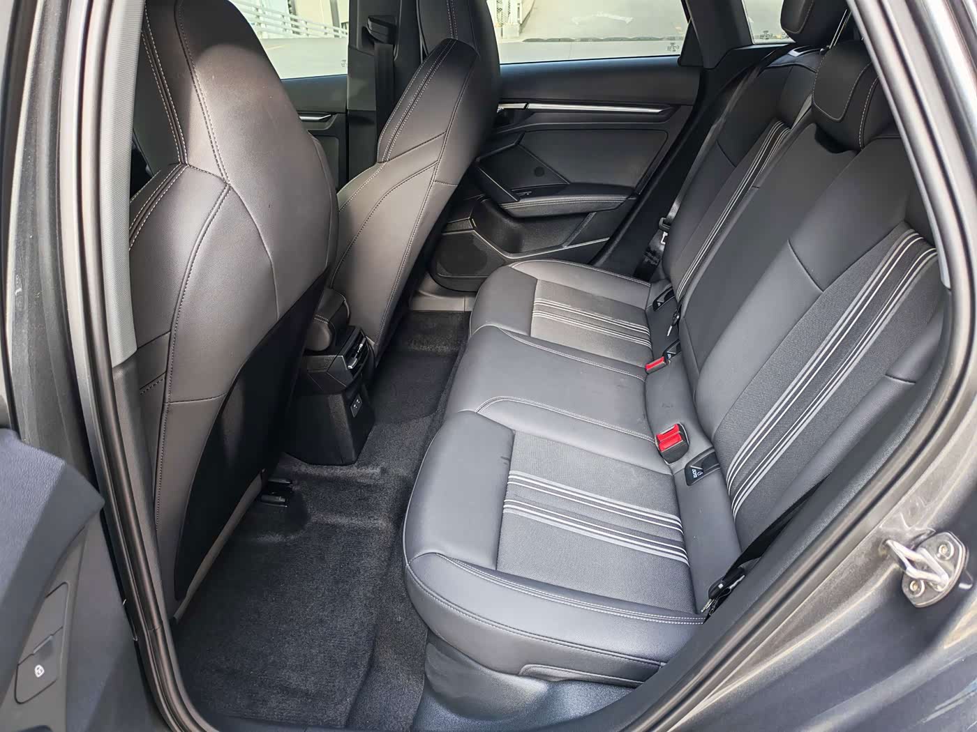 Audi A3 1.4 л 2023 г. Серебристо-серый, пробег 10800 км