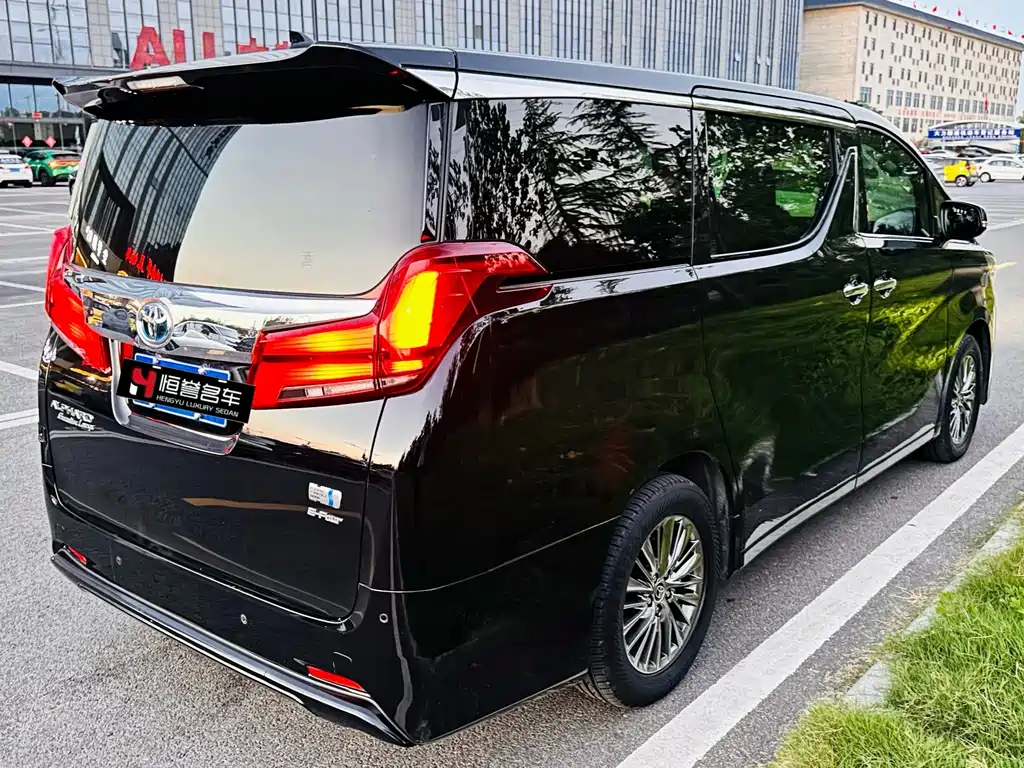 Toyota Alphard — миниатюра 17