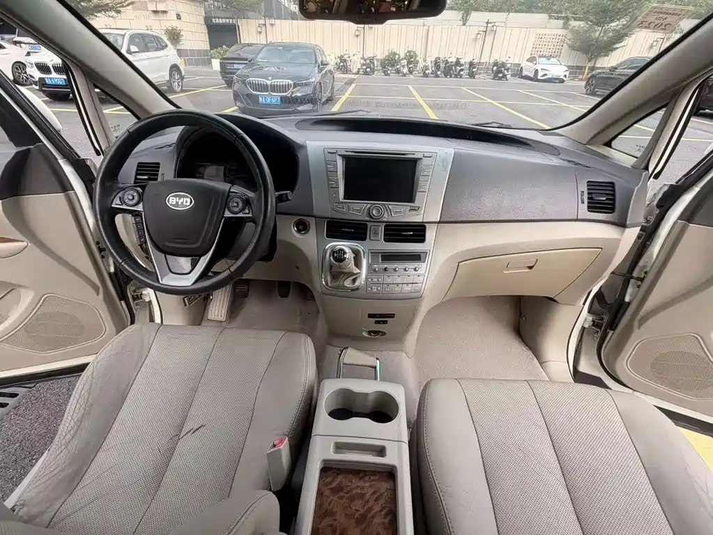 BYD M6 — миниатюра 16