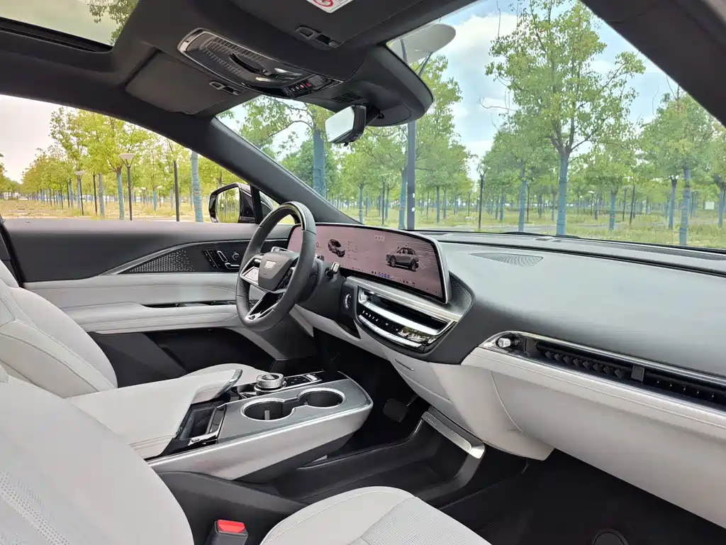 Cadillac Lyriq — миниатюра 22