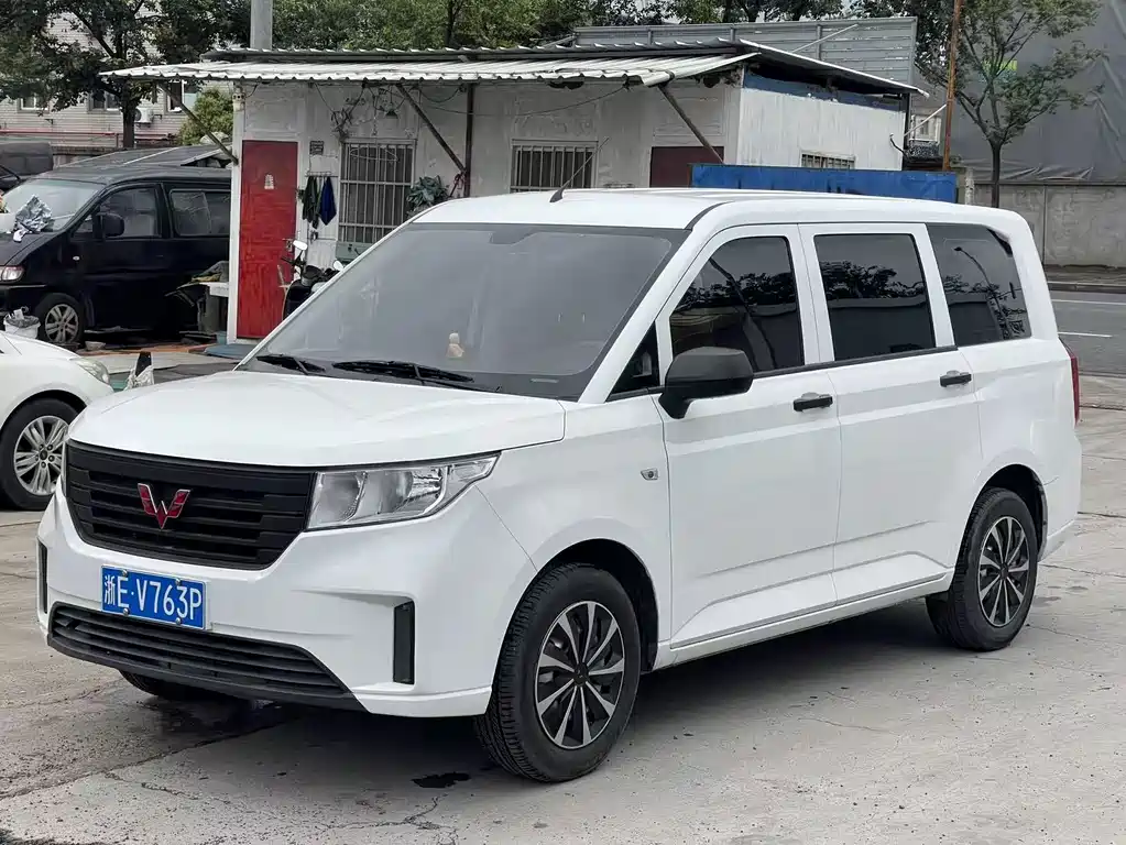 Купить Wuling Hongguang PLUS