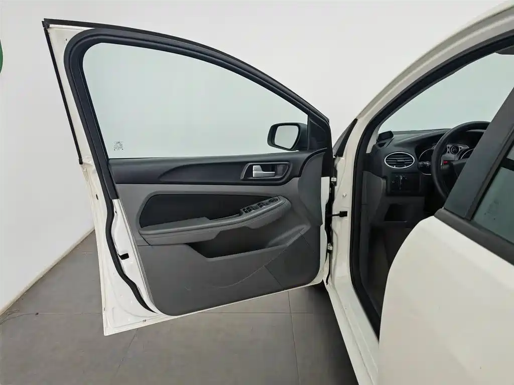 Ford Focus 2013 1.8L AT