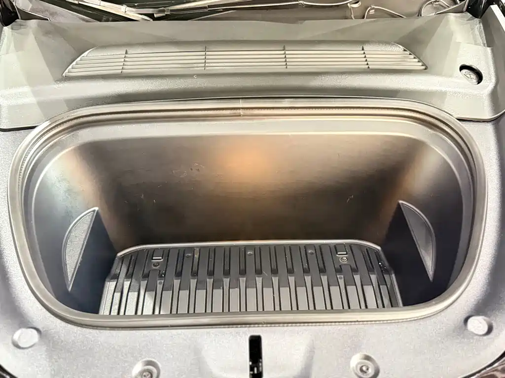 Tesla Model Y — миниатюра 17