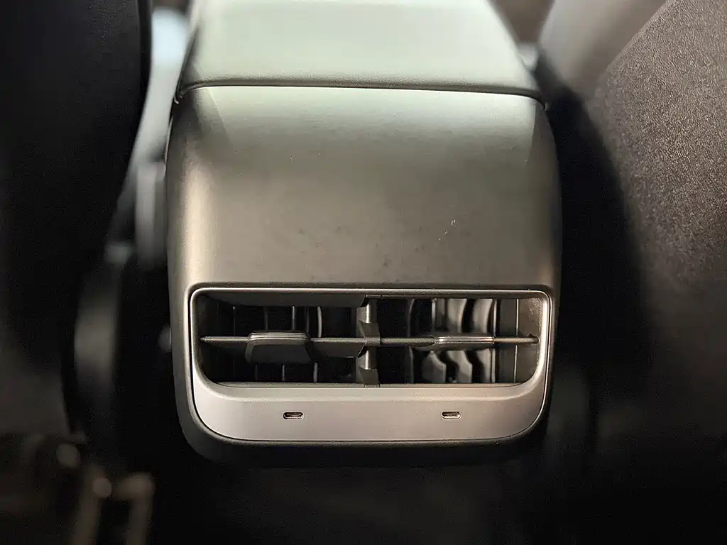 Tesla Model Y — миниатюра 11