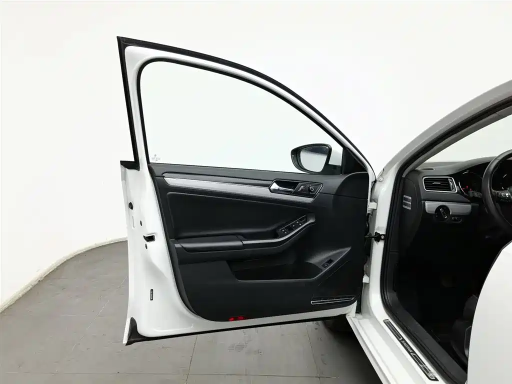 Volkswagen Sagitar 2017 1.6L MT Comfort