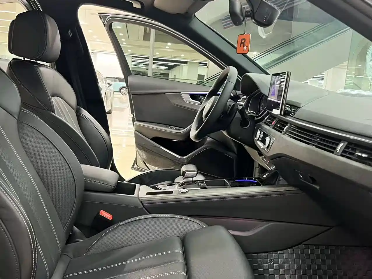 Audi A4L 2023 Silver/gray из Китая, фото 2