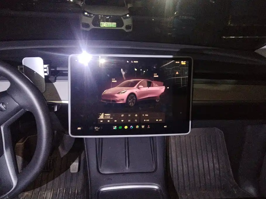 Tesla Model Y — миниатюра 13