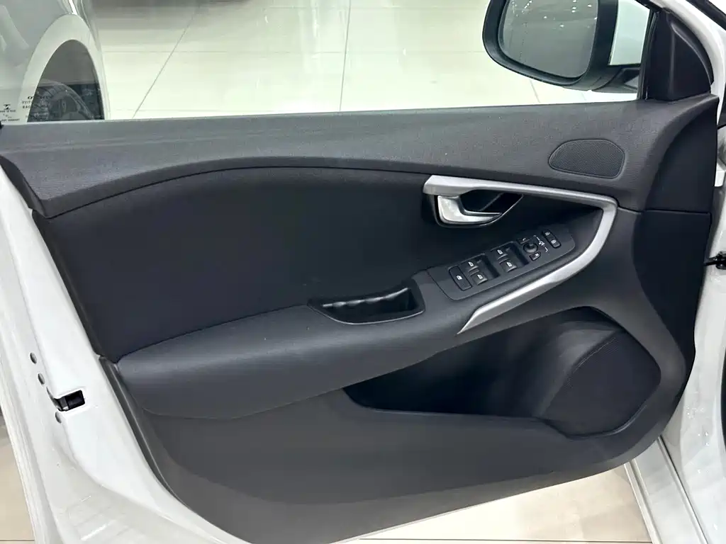 Volvo V40 — миниатюра 9