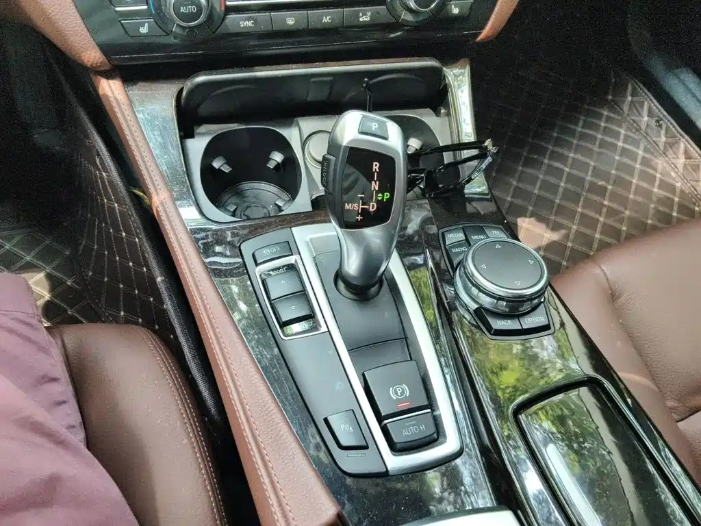 BMW 5 Series — миниатюра 7
