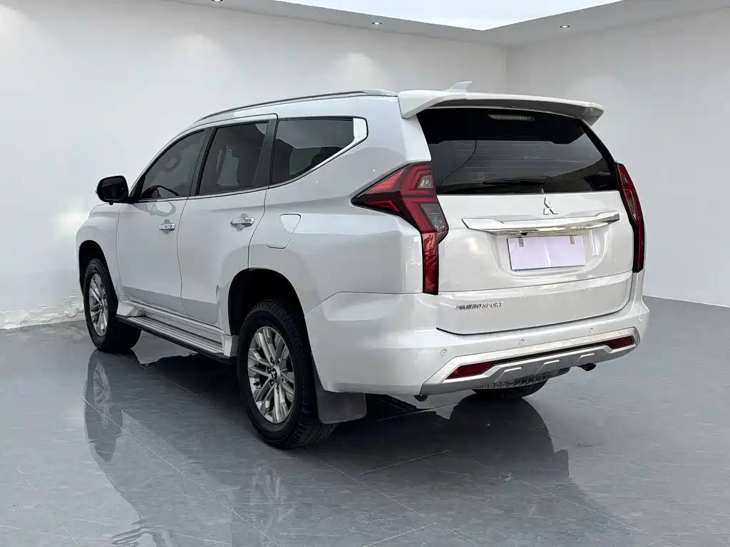 Mitsubishi Pajero (Import) — миниатюра 3