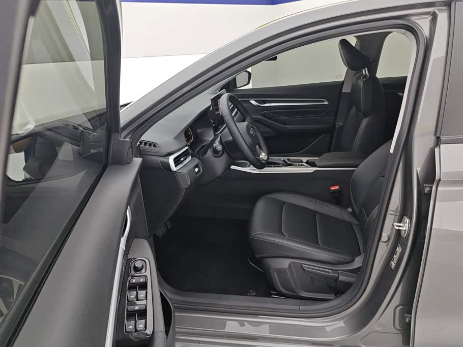 Geely Emgrand 1.5 л 2025 г. Серебристо-серый, пробег 14500 км