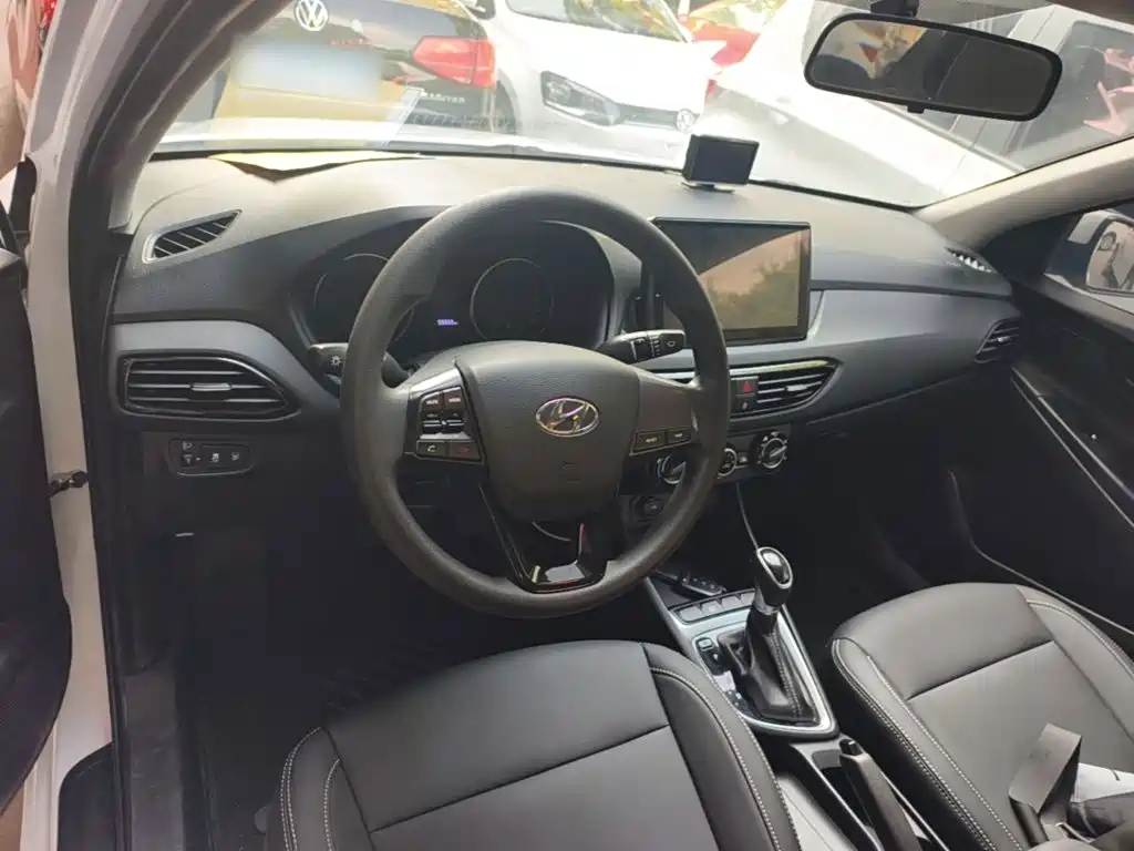 Hyundai Elantra — миниатюра 10