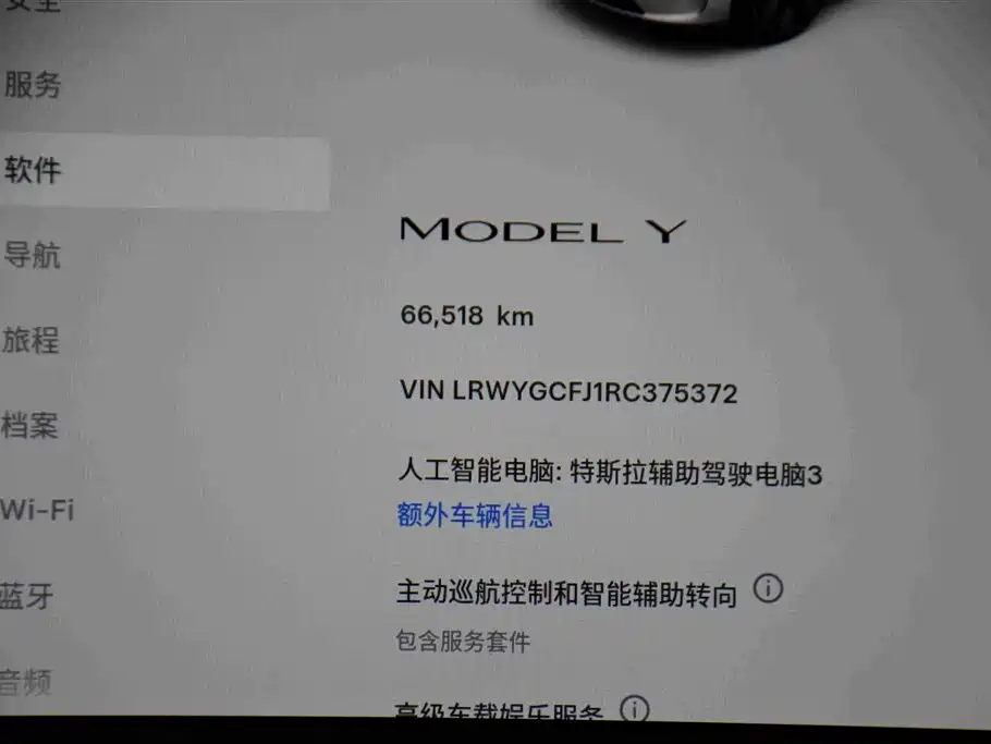Tesla Model Y — миниатюра 12