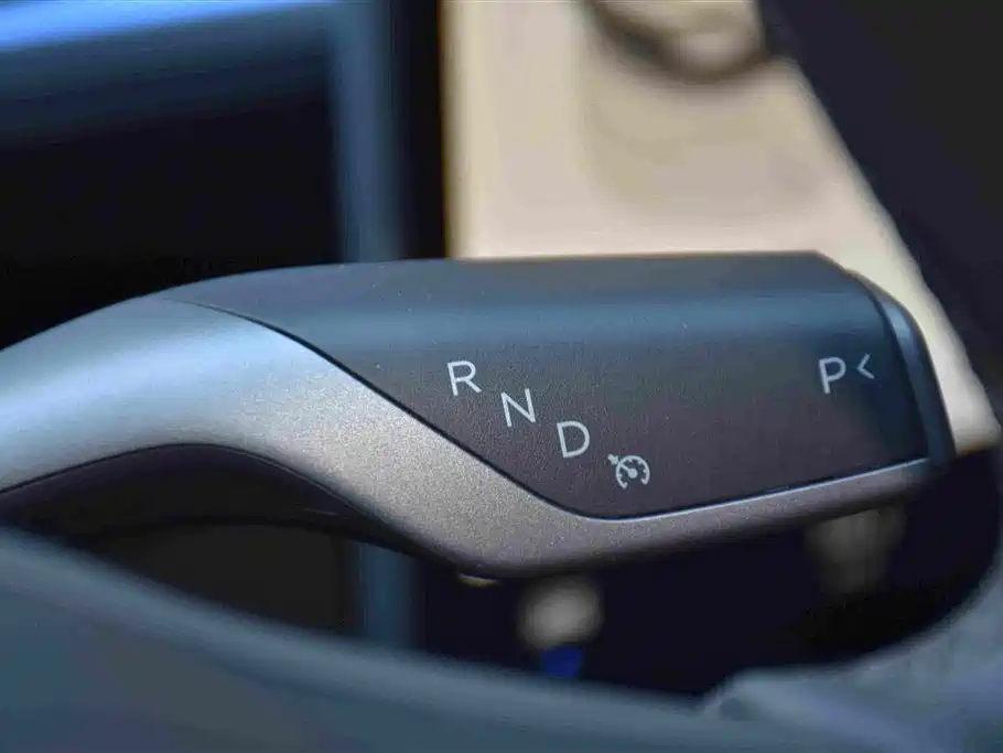 Tesla Model Y — миниатюра 15