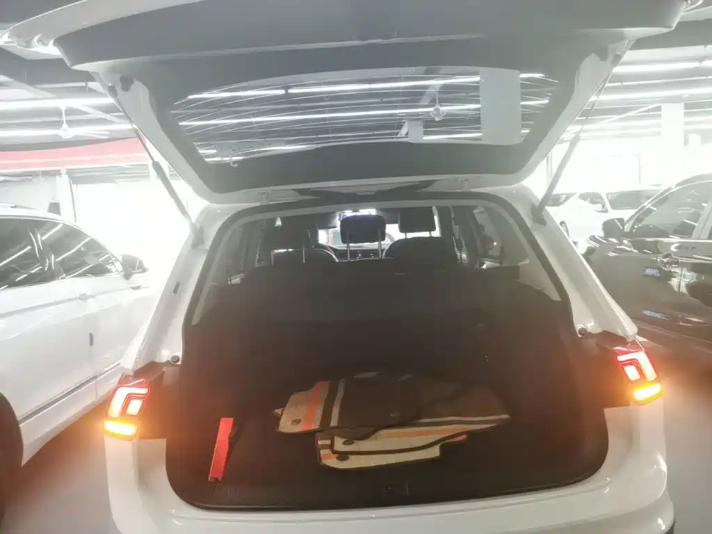 Volkswagen Tiguan L — миниатюра 19