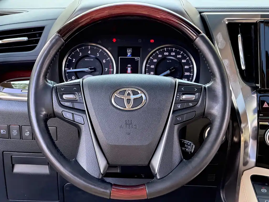 Toyota Alphard — миниатюра 6
