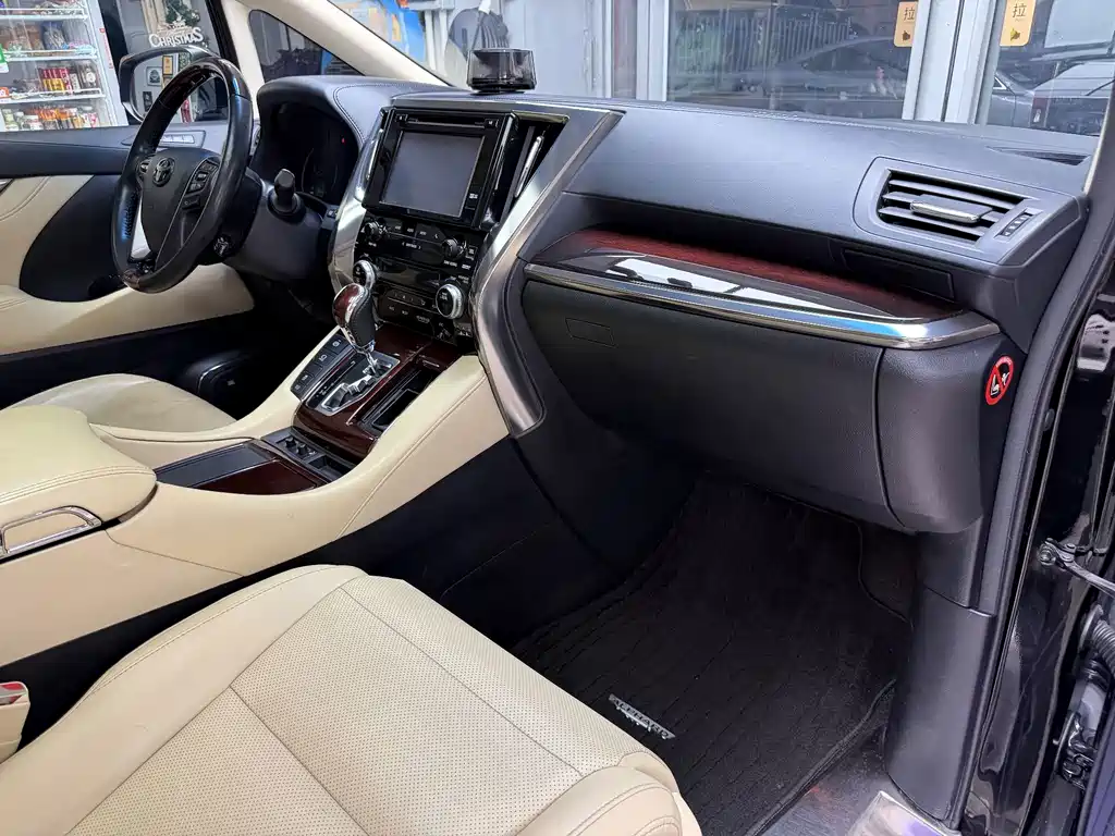 Toyota Alphard — миниатюра 16