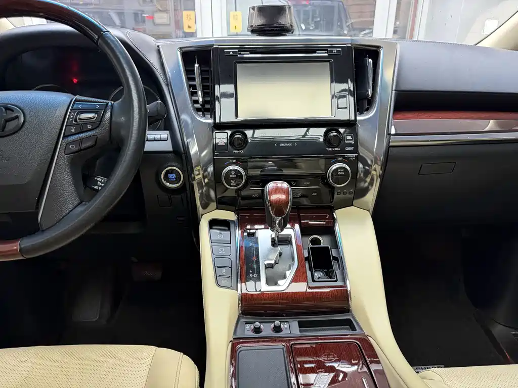 Toyota Alphard — миниатюра 10