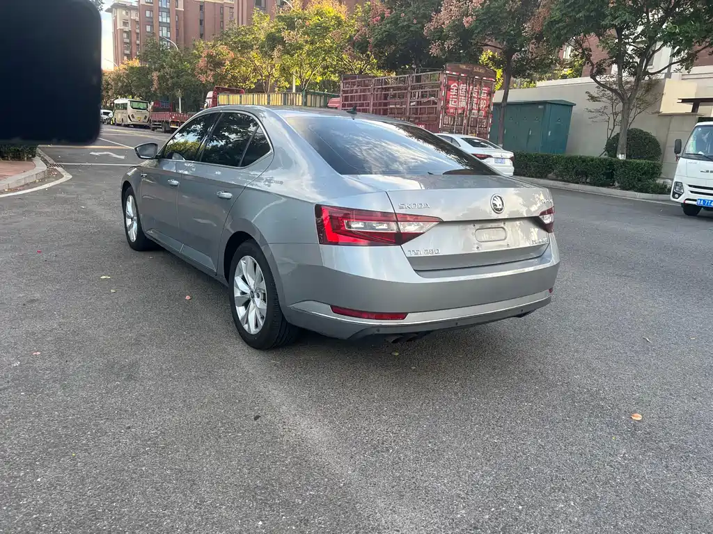 Skoda Superb — миниатюра 5
