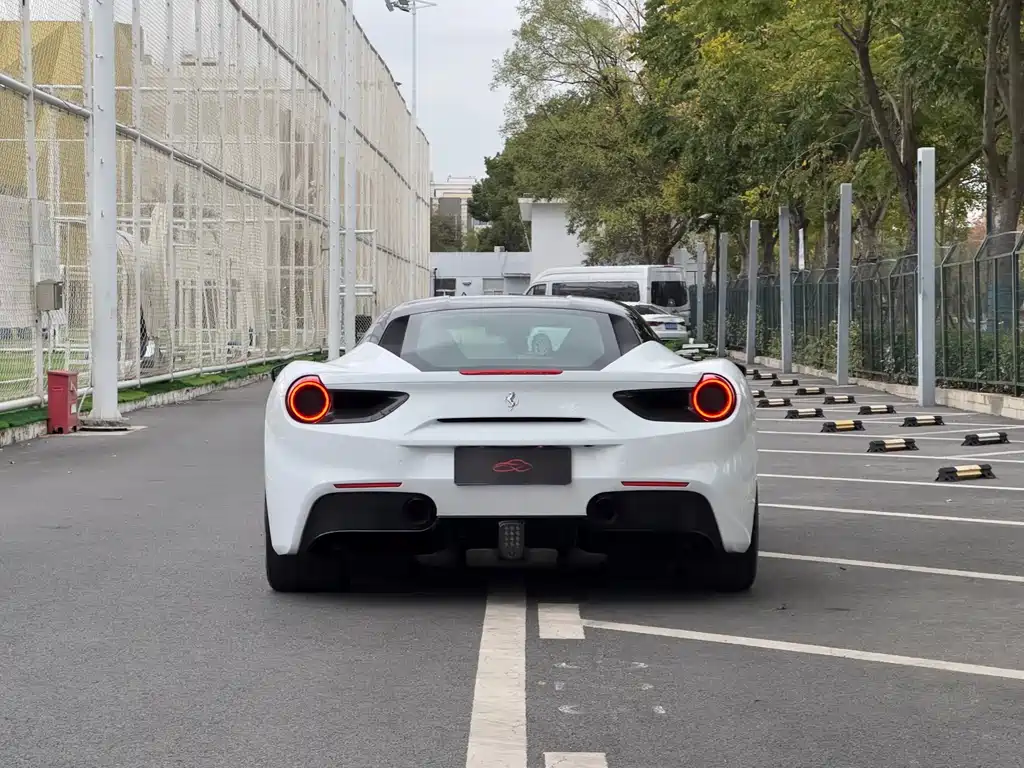 FERRARI 488