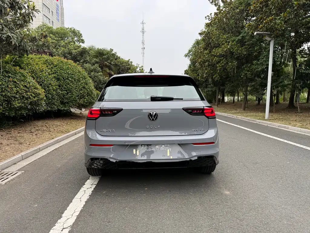 Volkswagen Golf 2025 300TSI R-Line
