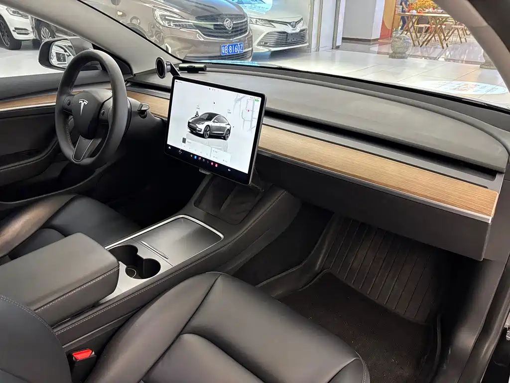 Tesla Model 3 — миниатюра 11