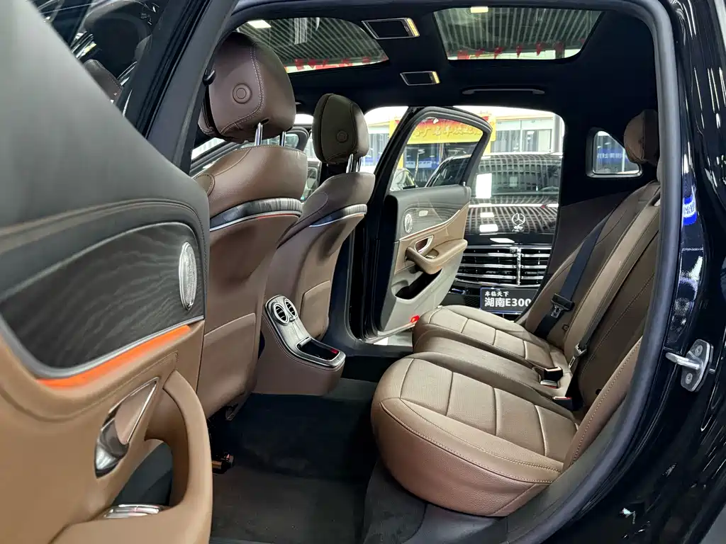 Mercedes-Benz E-Class — миниатюра 10
