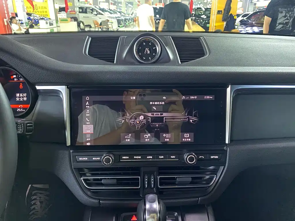 Porsche Macan — миниатюра 11