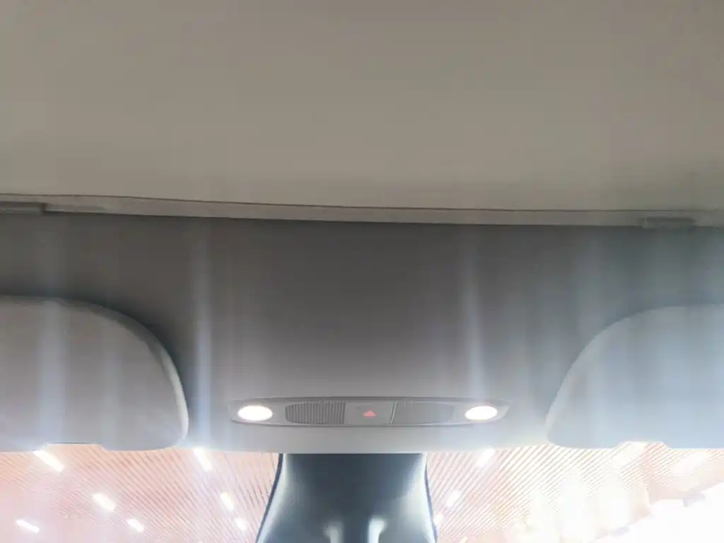 Tesla Model Y — миниатюра 18