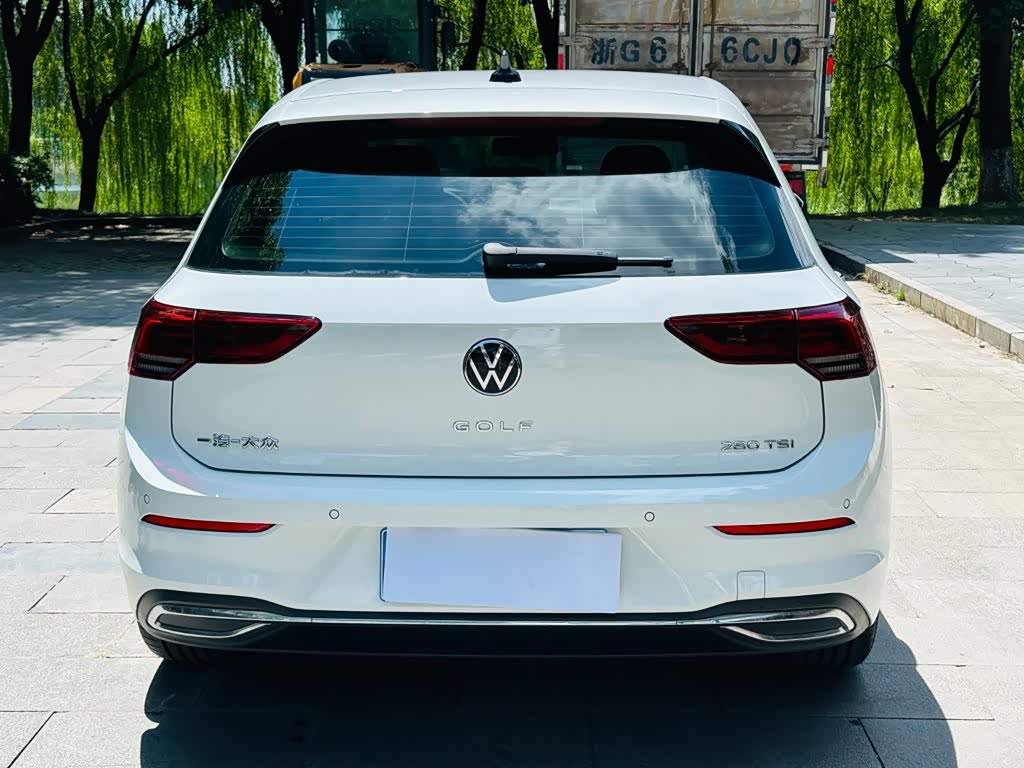 Volkswagen Golf 1.4 л 2023 г. Белый, пробег 4000 км