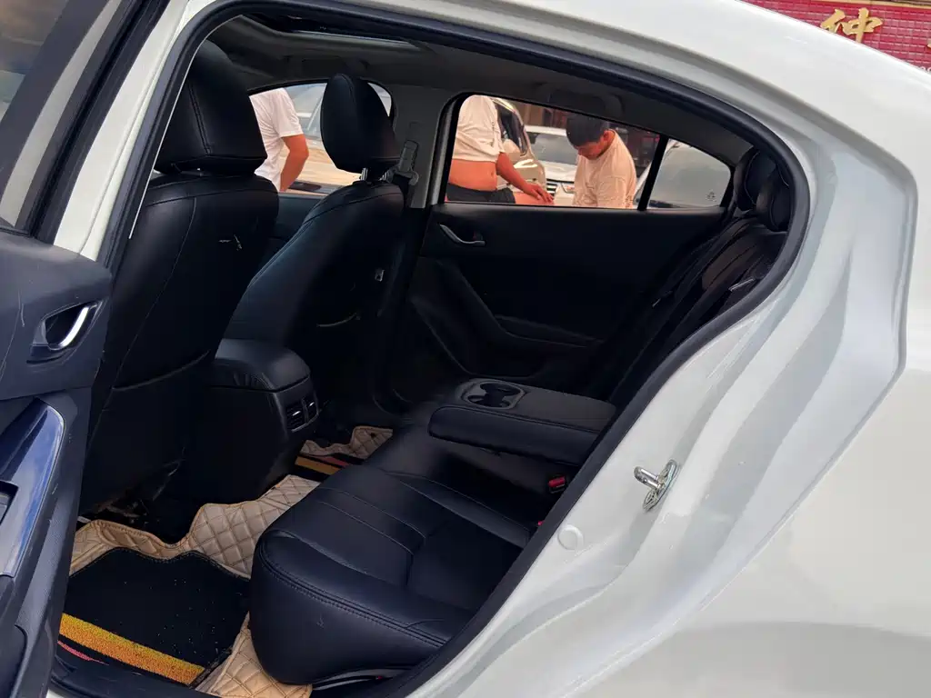 Mazda 3 Axela - фото 11