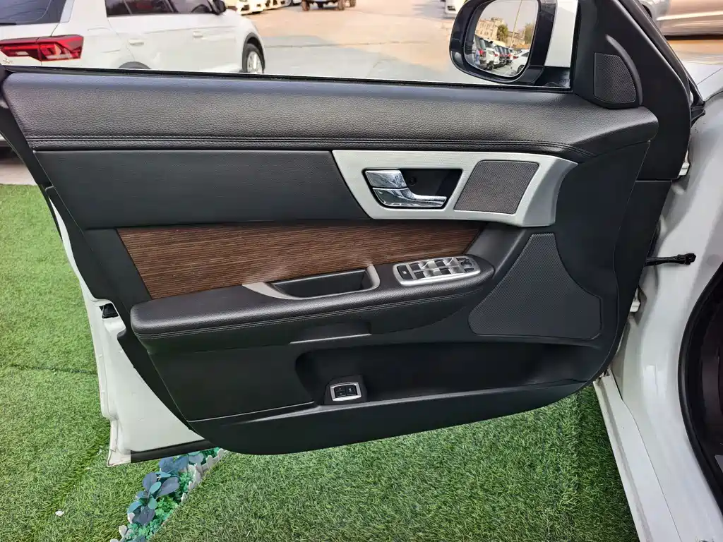Jaguar XF — миниатюра 7