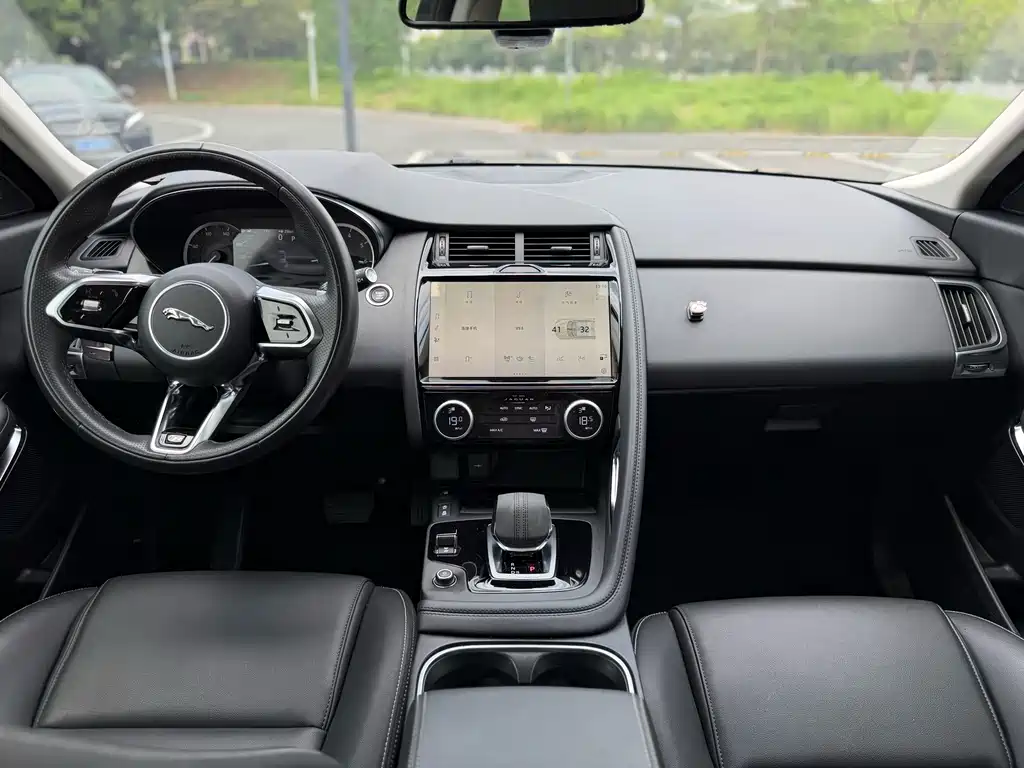 Jaguar E-PACE — миниатюра 17