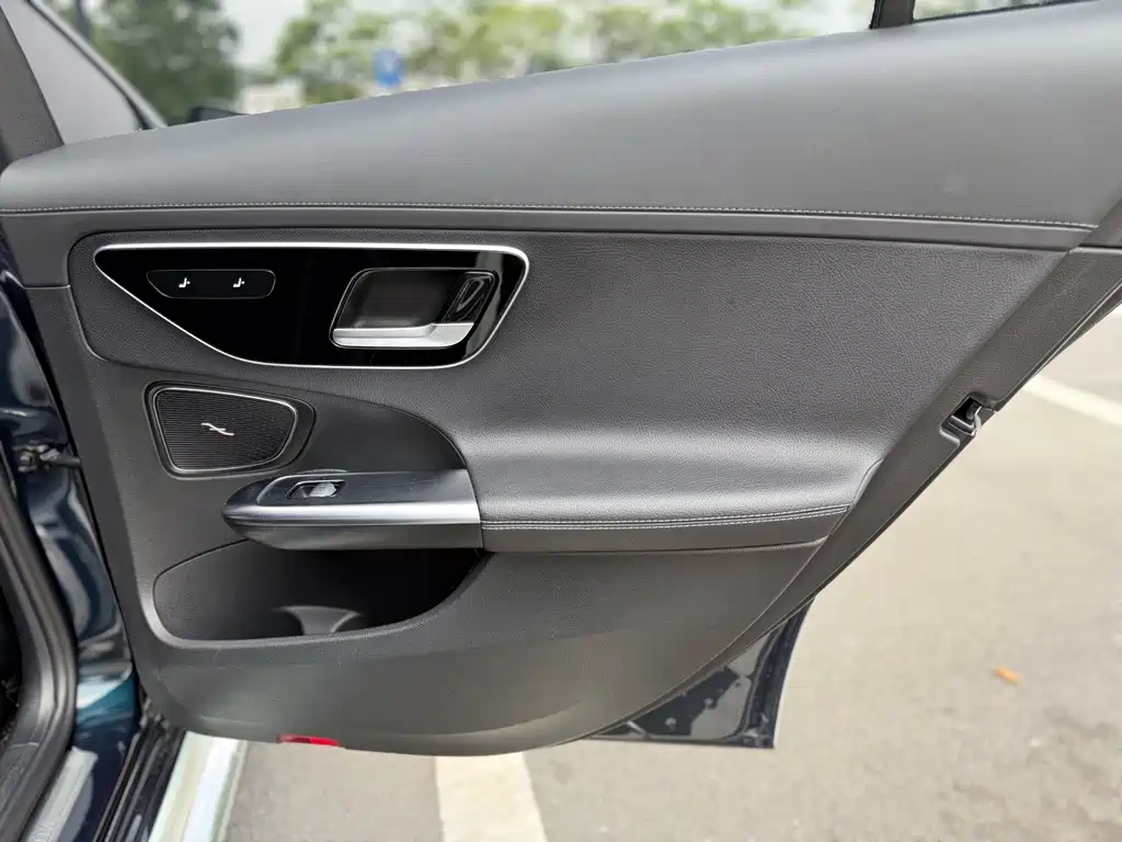 Mercedes-Benz C-Class — миниатюра 17