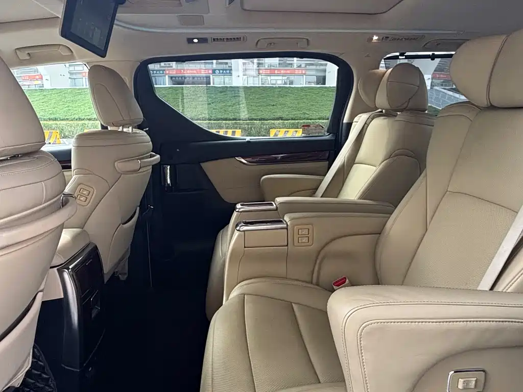 Toyota Alphard — миниатюра 14