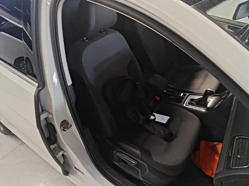 Volkswagen Golf — миниатюра 25