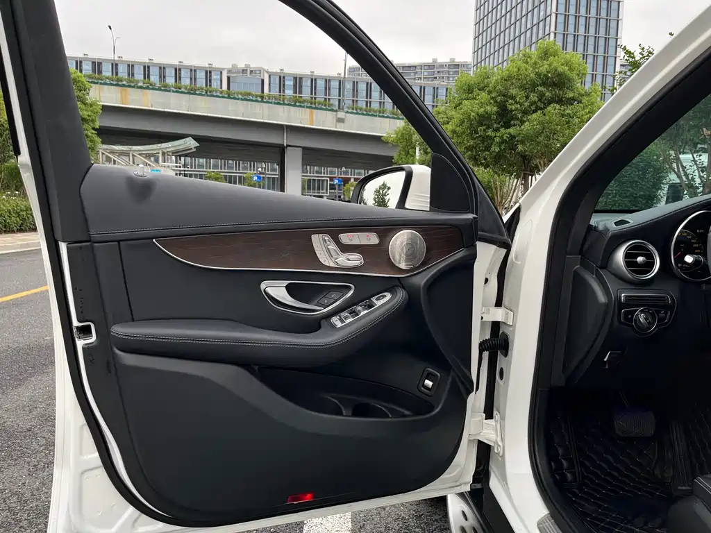 Mercedes-Benz GLC — миниатюра 12