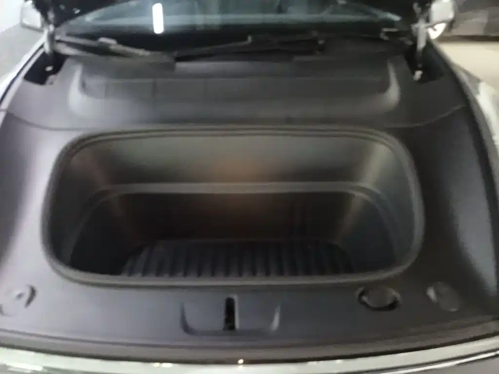 Tesla Model Y — миниатюра 20