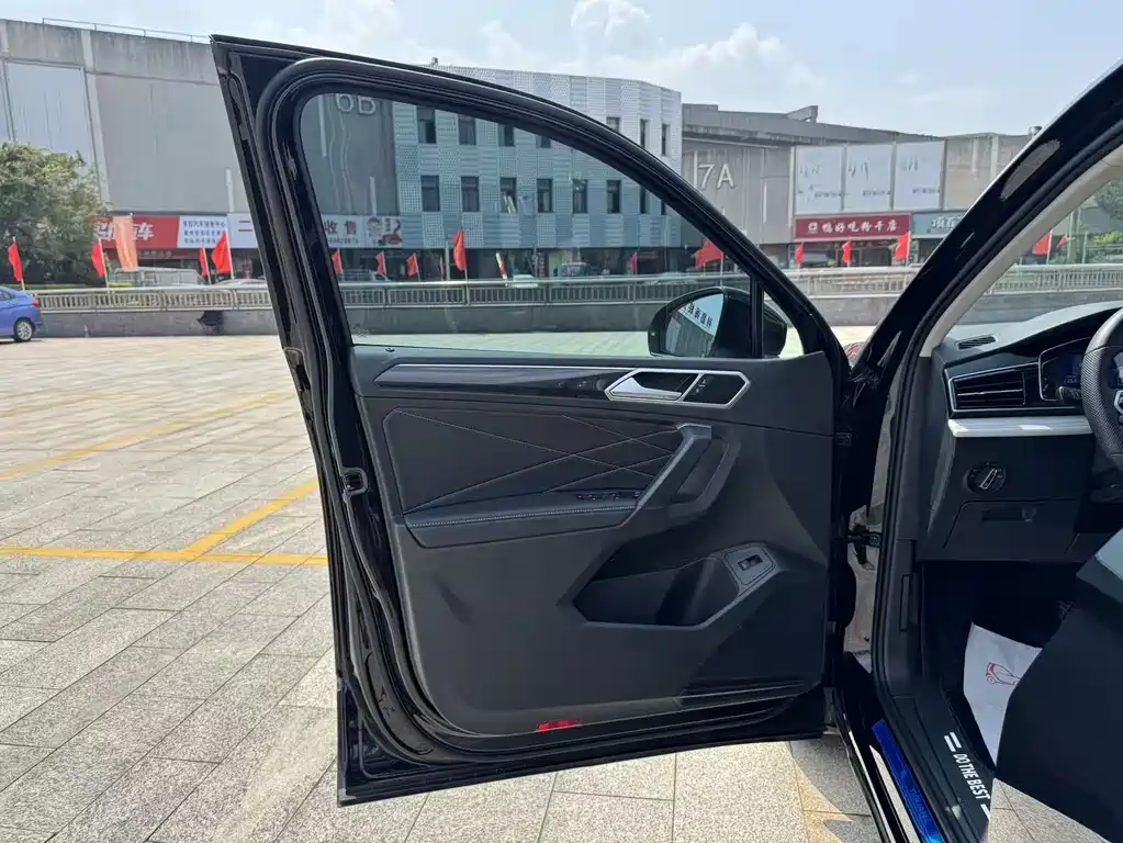 Volkswagen Tiguan L — миниатюра 10