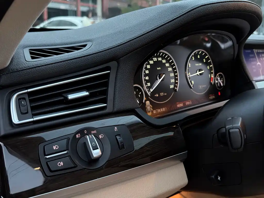 BMW 7 Series — миниатюра 17