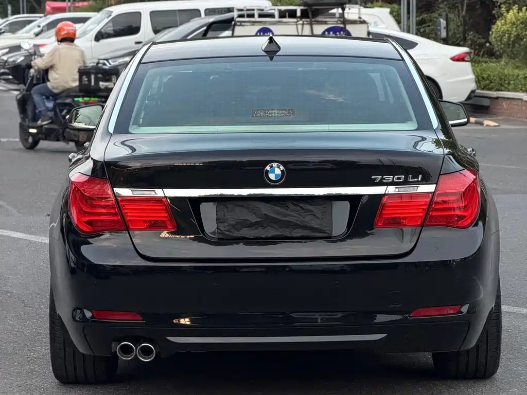 BMW 7 Series — миниатюра 9