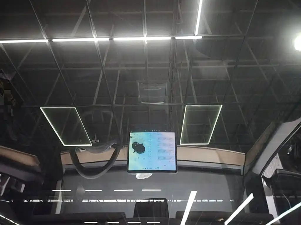 Tesla Model Y — миниатюра 18